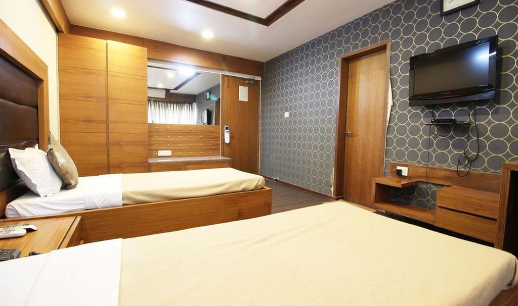Hotel Kanak Comfort Ahmedabad Esterno foto