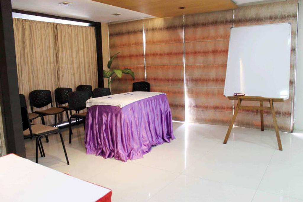 Hotel Kanak Comfort Ahmedabad Esterno foto